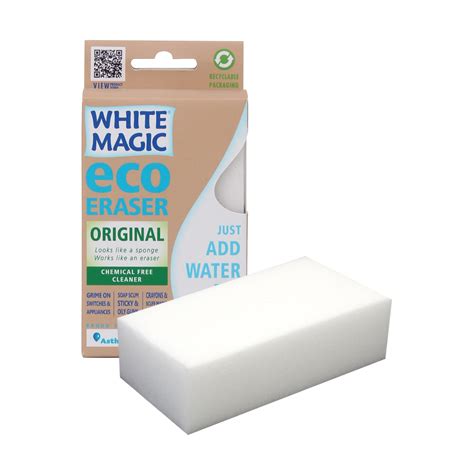 White magic eraser cleaning sppnges